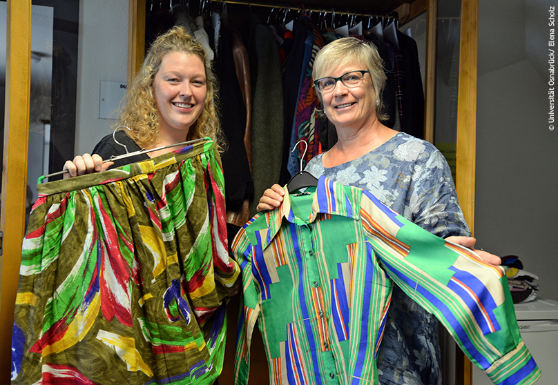Aus alt mach neu! Lesley-Ann Baldwin und Prof. Dr. Bärbel Schmidt (v. l.) im Kleiderarchiv des Faches Textiles Gestalten.